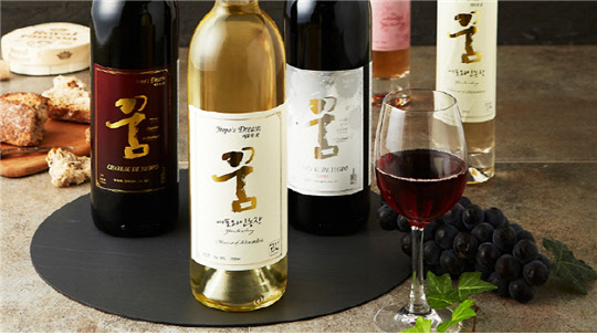 여포와인농장의 '여포의 꿈' 제품 및 양조장 대표 부부. 농림축산식품부 제공